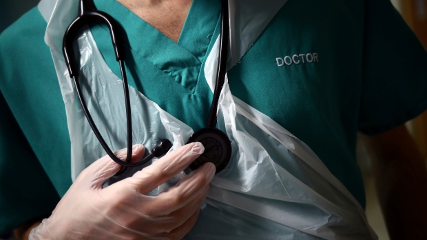 Pasien wanita di Ontario memiliki risiko kematian 30 persen lebih besar setelah operasi oleh dokter pria: studi