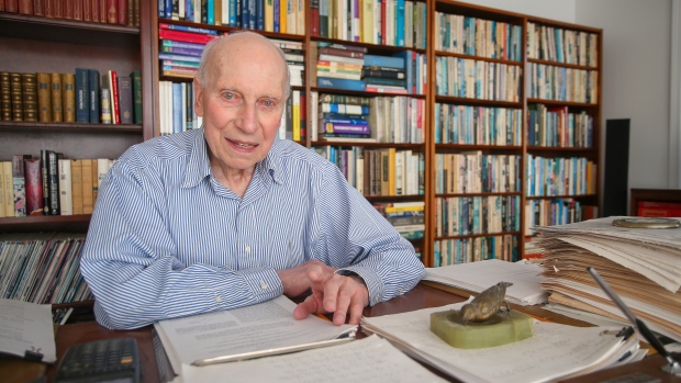 Pria mendapatkan gelar Ph.D., memenuhi impian menjadi fisikawan — pada usia 89