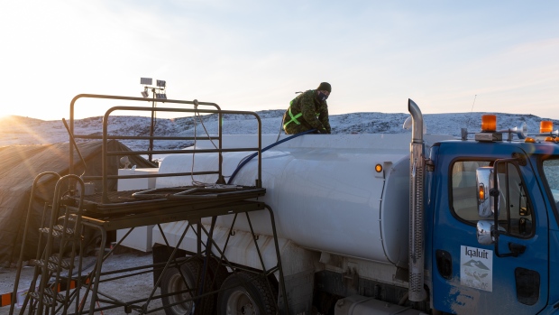 Iqaluit: Cuaca dingin tunda militer memompa air minum bersih