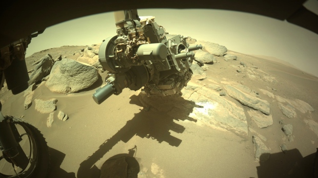 Penjelajah Mars mengikis batu untuk ‘melihat sesuatu yang belum pernah dilihat siapa pun’