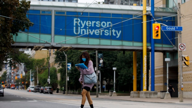 Universitas Ryerson mengganti namanya sendiri.  Inilah artinya bagi lulusan masa lalu dan gelar mereka