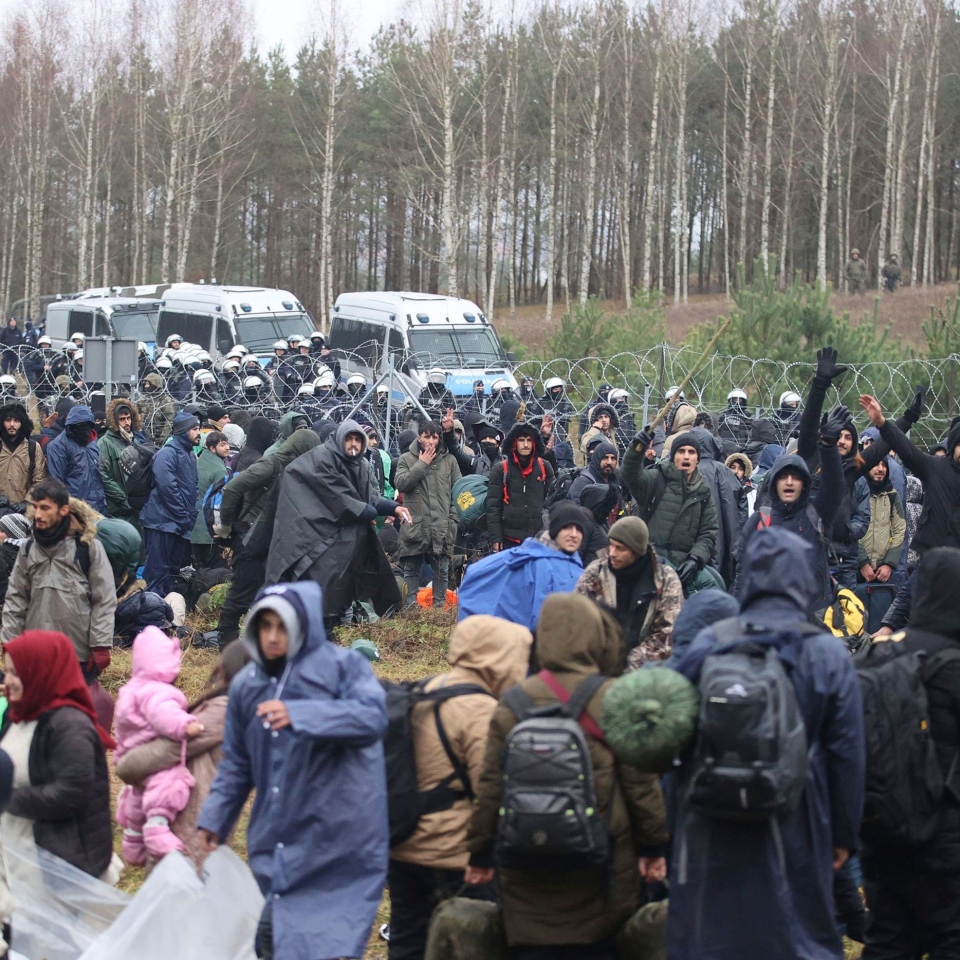 Migrants gather at Poland-Belarus border