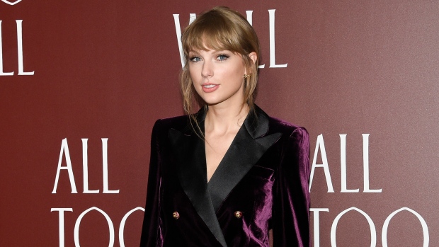 Penggemar Taylor Swift menikmati lirik dan petunjuk film ‘All Too Well’