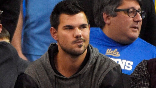 Taylor Lautner bertunangan dengan pacarnya Tay Dome