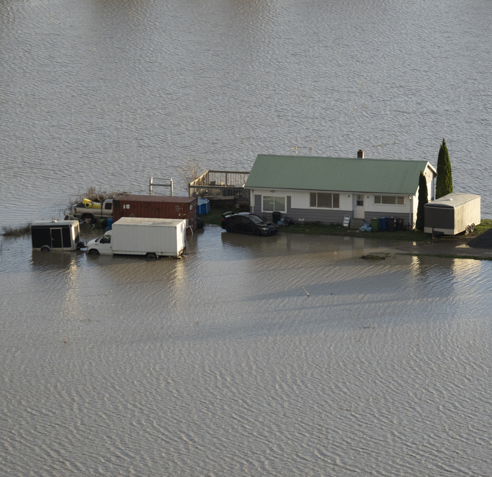 Air banjir yang meningkat mengelilingi sebuah rumah di Chilliwack