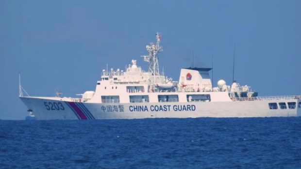 Di Laut Cina Selatan, kapal pasokan Filipina mencapai marinir di beting yang dijaga