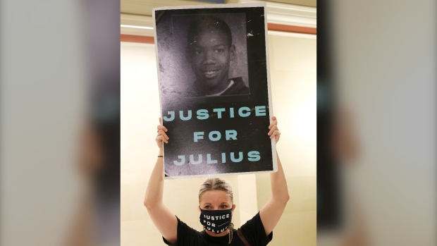 Hukuman mati Julius Jones diringankan oleh gubernur Okla