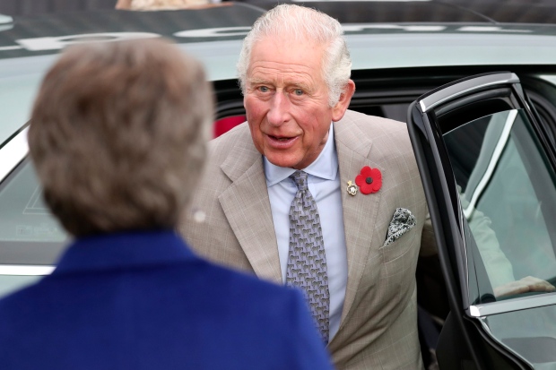 Pangeran Charles membatalkan kunjungan ke kapal induk setelah pesawat tempur Inggris jatuh