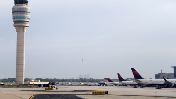Pelepasan senjata yang tidak disengaja di bandara Atlanta menyebabkan kepanikan