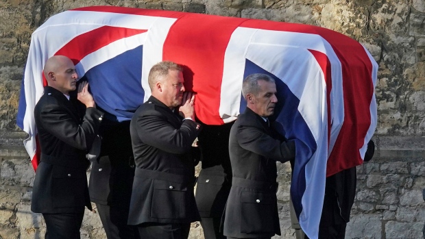 Para pelayat memberikan penghormatan kepada anggota parlemen Inggris yang terbunuh David Amess