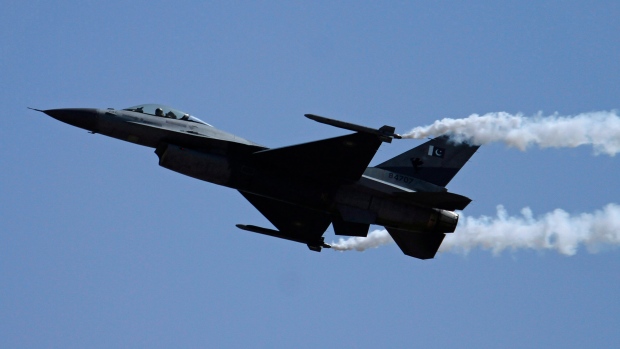 Pakistan membantah klaim India bahwa pilot menjatuhkan jet F-16