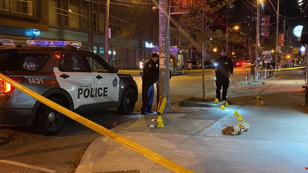 Penembakan Queen Street West melihat dua pria tertembak