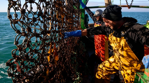 Nelayan Prancis memblokir pelabuhan, terowongan berselisih dengan Inggris