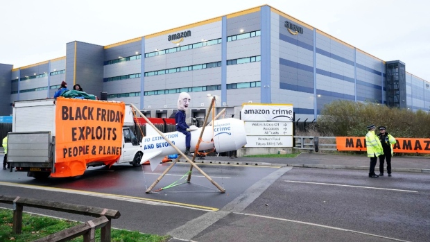 Aktivis iklim memblokir gudang Amazon UK pada Black Friday