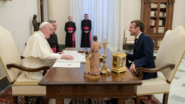 Paus memberi tahu Macron ‘Saya masih hidup’ selama pembicaraan Vatikan