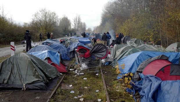 Migran Calais memperbarui tekad untuk mencoba ke Inggris