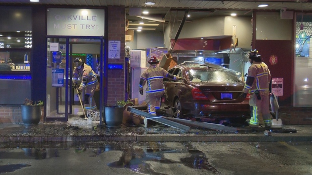 Tidak ada cedera yang dilaporkan setelah pengemudi menabrak restoran Oakville yang populer
