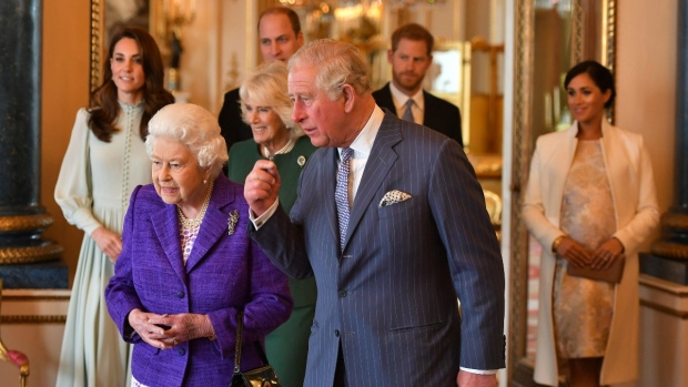 Pangeran Charles Menolak Klaim Dia Menanyakan Warna Kulit Anak Harry dan Meghan