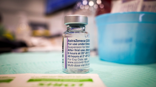 Omicron: AstraZeneca mengatakan dosis ketiga membantu