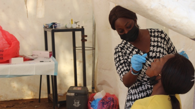 Coronavirus: Nigeria mendeteksi kasus pertama varian Omicron mulai Oktober