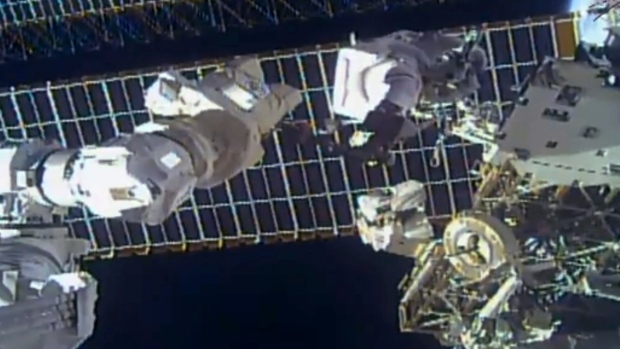 Astronot spacewalking mengganti antena setelah puing-puing menakutkan
