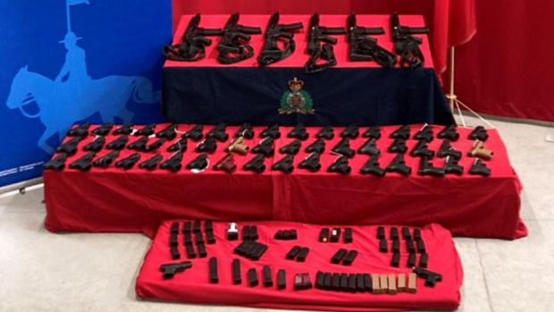 RCMP menyita 59 senjata api ilegal di perbatasan Kanada-AS dekat Cornwall, Ontario.