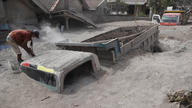 Smoldering debris, mud hinder Indonesia volcano rescue