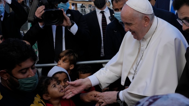 Paus Fransiskus mengunjungi para migran di kamp pengungsi Lesbos