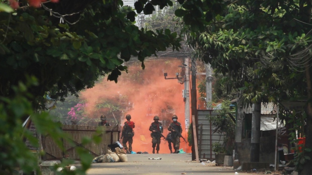 Truk tentara Myanmar menabrak pengunjuk rasa, menewaskan sedikitnya tiga orang