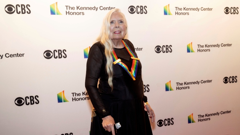 2021 Kennedy Center honoree singer-songwriter Joni Mitchell poses on the red carpet at the honors gala for the 44th Kennedy Center Honors on Sunday, Dec. 5, 2021, in Washington. (AP Photo/Kevin Wolf) 