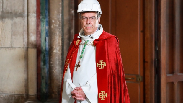 Paus mengatakan dia memecat uskup agung Paris karena gosip