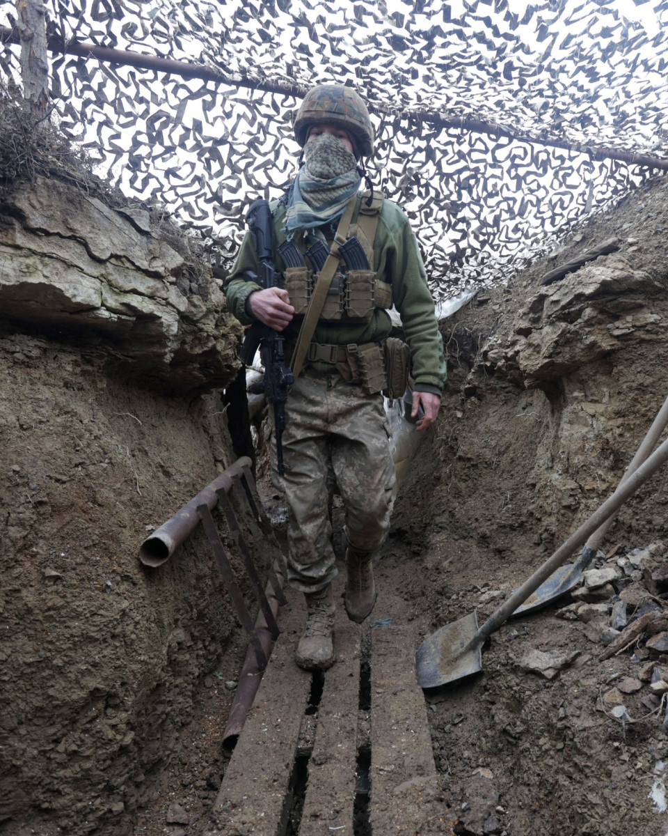 Tentara Ukraina berjalan di bawah jaring kamuflase