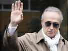 Tenor Jose Carreras waves to journalists after giving interviews to the press about the death of Luciano Pavarotti, Cologne, Germany, Thursday, Sept. 6, 2007.(AP / Frank Augstein)