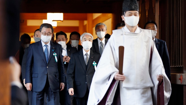 Anggota parlemen Jepang mengunjungi Kuil Yasukuni yang kontroversial