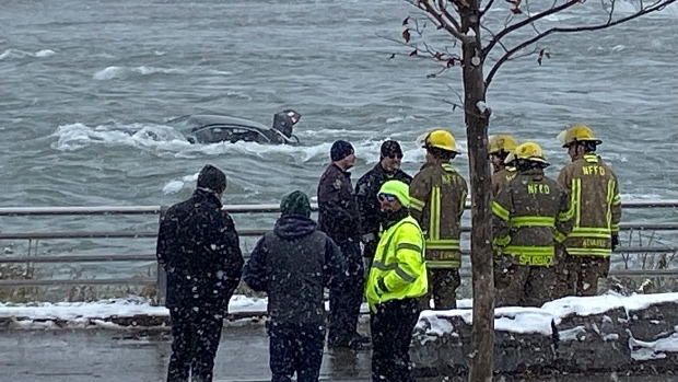Woman dead after car plunges into river, floats dangerously close to brink of Niagara Falls
