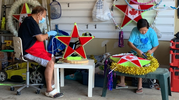 Lentera warna-warni pasangan Ottawa membawa pesan harapan
