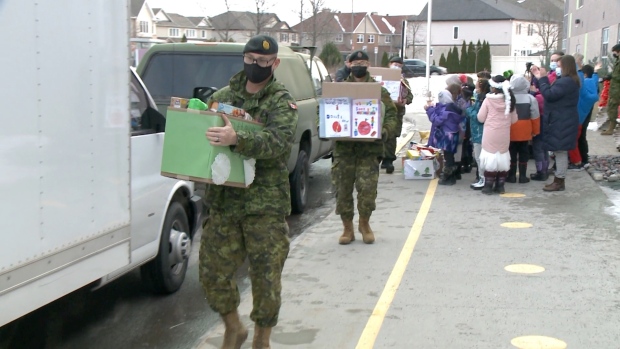‘Mereka harus memanggil tentara’: Food drive sekolah Ottawa mengumpulkan 84 kotak sumbangan