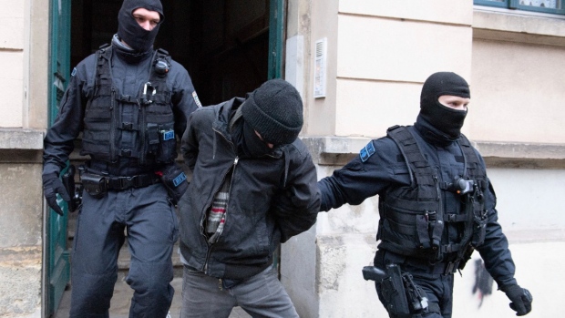 Polisi Jerman melakukan penggerebekan atas dugaan ancaman kematian COVID-19