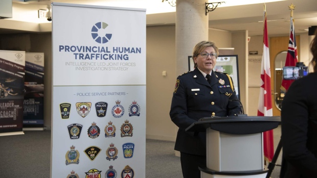 Enam orang menghadapi 51 dakwaan dalam penyelidikan perdagangan manusia di Kingston, Barrie, Ontario.