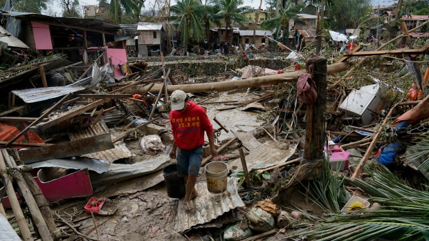 Topan Filipina tewaskan 3 orang, jebakan orang di atap