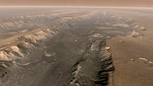 ‘Air dalam jumlah yang signifikan’ ditemukan di Grand Canyon versi besar Mars