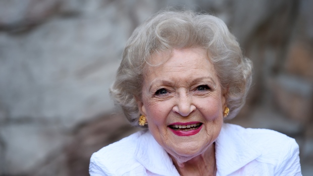 Betty White akan berusia 100 tahun dan kita semua diundang