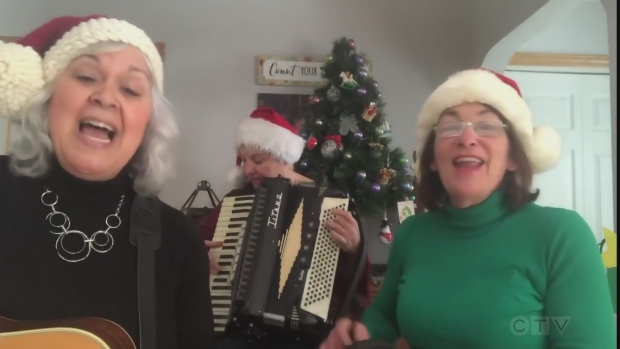 Grup Blind River menyanyikan lagu Natal Prancis