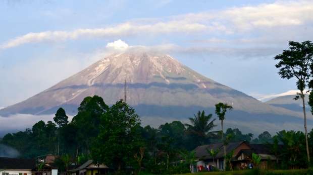 Indonesia tingkatkan kewaspadaan gunung berapi Semeru, takut erupsi baru