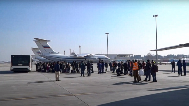 Pesawat militer Rusia mengevakuasi 200 orang dari Afghanistan
