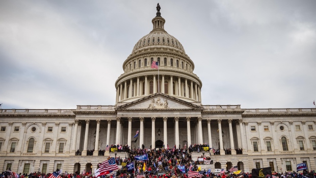 Pengepungan Capitol AS: Tuduhan Penjaga Sumpah tetap berlaku, kata hakim