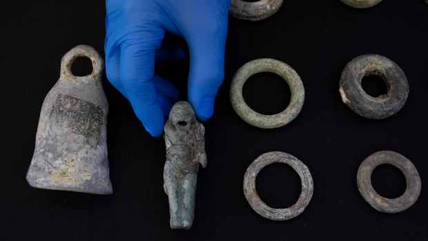Israeli archeologists find treasures in ancient shipwrecks