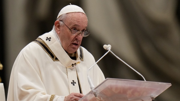 Paus Fransiskus rayakan Misa Malam Natal di tengah lonjakan virus