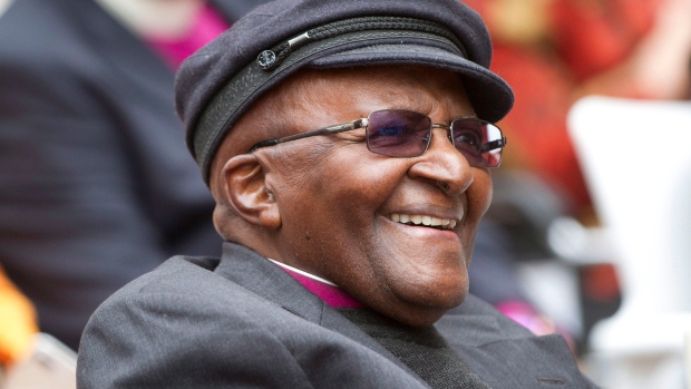 Desmond Tutu, pemimpin anti-apartheid, meninggal pada usia 90