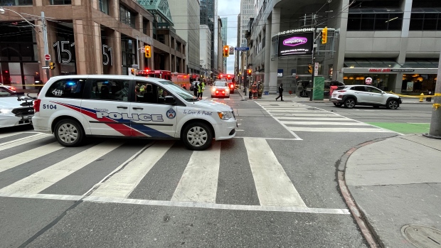 Delapan terluka, dua kritis, setelah mobil terbalik ke trotoar di pusat kota Toronto: polisi